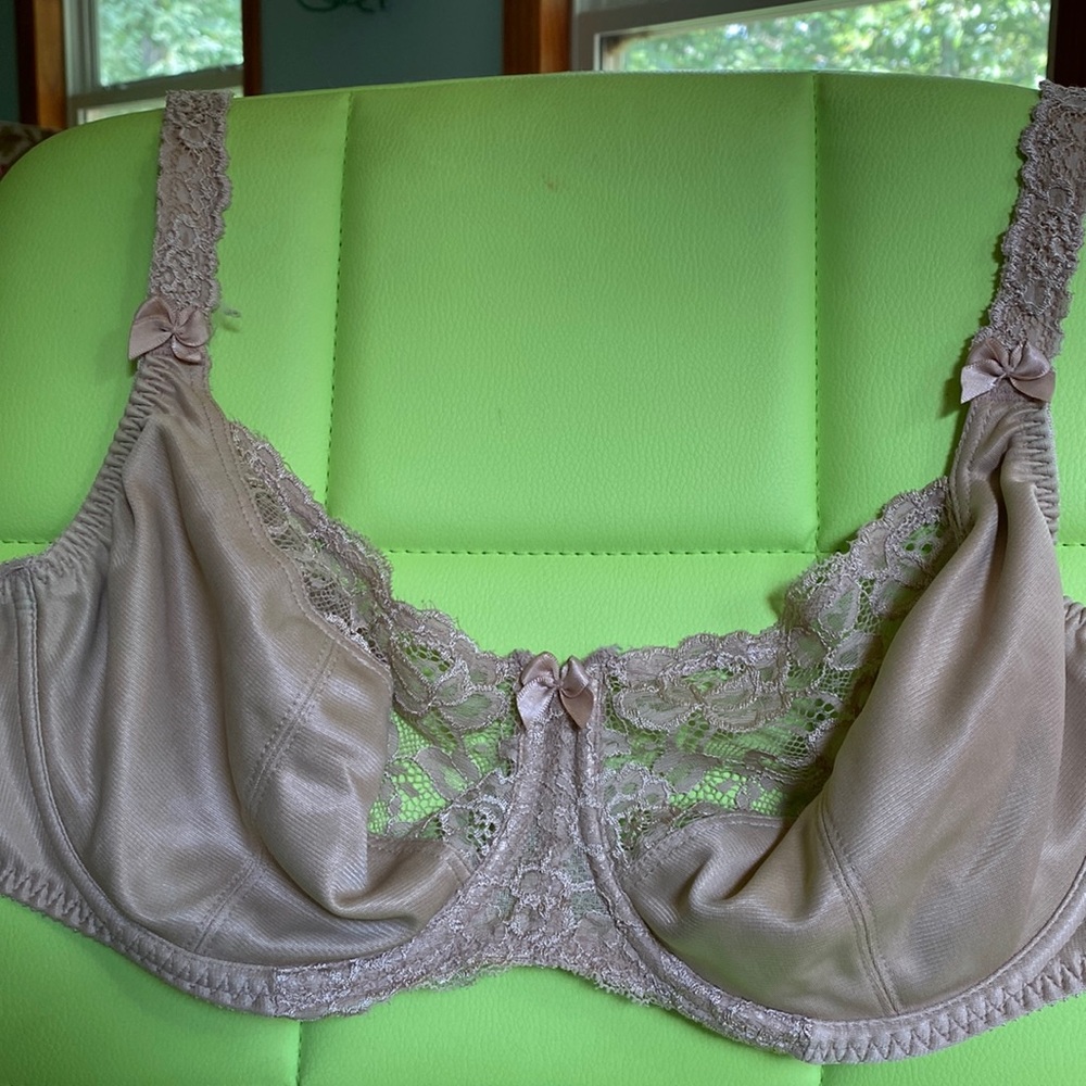 Gently used Fantasie Beige/taupe lace/satin underwire bra - 36E